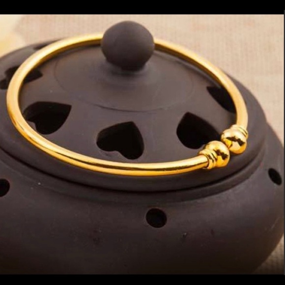 Simple 18k Gold Bangle Bracelet - Picture 3 of 5